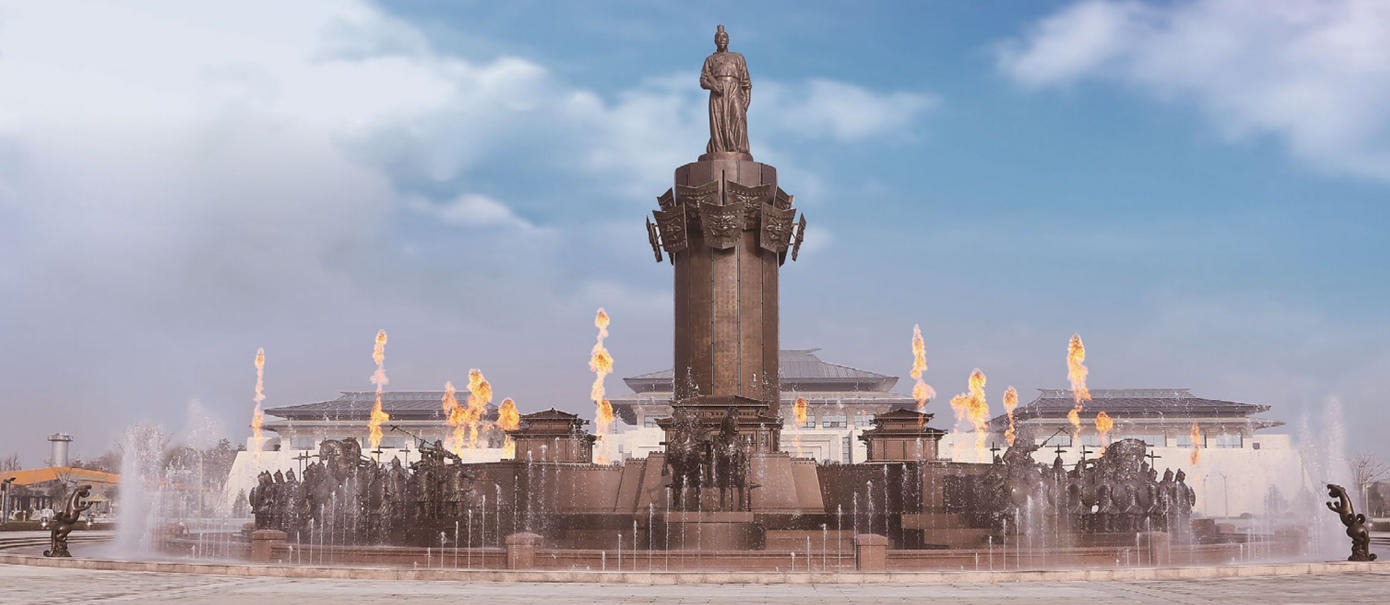 《孫武頌》動感雕塑依據孫子軍事文化思想，采用現(xiàn)代雕塑藝術設計而成。該動感雕塑運用了先進的數字技術，采用激光、音響、焰火、水霧、轉動、燈光、噴泉等有機組合，生動演繹了古代戰(zhàn)爭場面，場景高潮迭起、五彩繽紛、雄渾博大、震撼人心，是目前科技含量最高、工藝最復雜、藝術效果最佳的景觀動態(tài)雕塑典范。.jpg